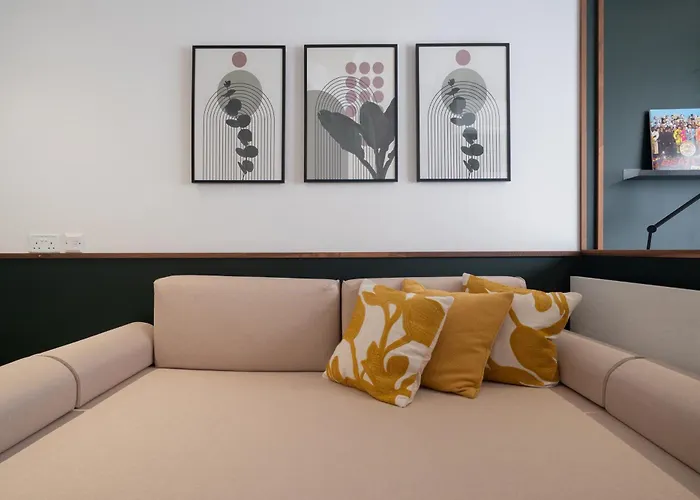 Morrison Court 그지라