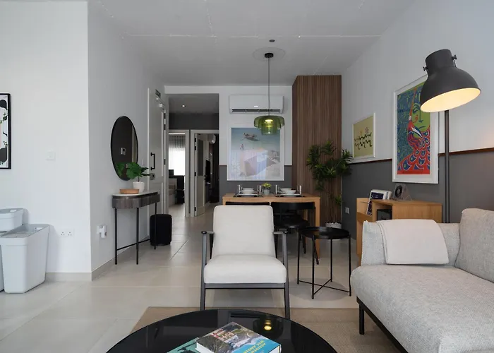 Morrison Court 그지라