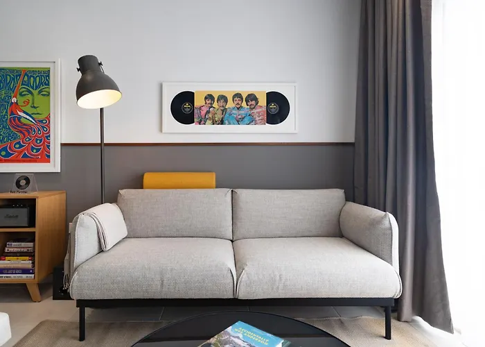 Morrison Court 그지라